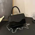 Elegante schwarze Glitzer-Abendtasche mit Lederstruktur und silberner Kette - Schwarz