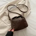 Borsa a tracolla marrone scuro vintage con trama a serpente e dettagli in oro - Marrone
