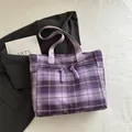 Bolso tote de lona a cuadros morados con correas anchas de nailon y nudos - Morado