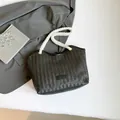 Zwarte gevlochten shopper met V-structuur, katoenen hengsels en lederen patch - Zwart