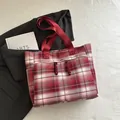 Bolso tote de cuadros rojos y blancos con bandolera en una elegante foto de producto - Rojo