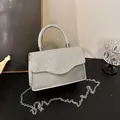 Elegante silberne Abendtasche mit funkelnden Strasssteinen und Metallkettenriemen - Silber