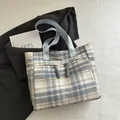 Bolso tote a cuadros azules y beige con asas celestes y detalle de cordón decorativo - Azul