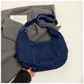 Borsa a tracolla a mezzaluna in denim blu scuro con tasca frontale e tracolla - Blu scuro
