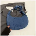 Borsa a tracolla a mezzaluna in denim blu con tracolla regolabile e tasca applicata frontale - Azzurro