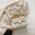 Schicke beige Umhängetasche mit goldenem Metallgriff und gewebten Texturdetails - Weiß