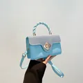 Sac bandoulière rétro bleu avec rabat tressé argenté et fermoir fleur dorée à la main - Bleu