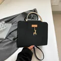 Sac à main noir à motif crocodile avec poignée dorée et pendentif cerf élégant - Noir