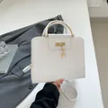 Sac à main blanc en similicuir avec motif crocodile et poignée anneau doré chic - Blanc