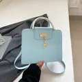 Sac bandoulière bleu clair à motif crocodile avec poignée dorée et pendentif cerf - Bleu