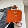 Sac à main orange gaufré crocodile avec pendentif cerf et poignées métalliques - Orange