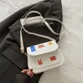 Borsa a sella bianca in pelle PU con toppe colorate e tracolla regolabile sottile - Bianco