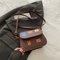 Borsa a sella in pelle marrone scuro con toppe cartoon creative e tracolla regolabile - Marrone