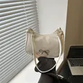 Chique beige halve maan onderarmtas met gouden strik en leren schouderband - Wit