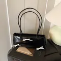 Glanzende zwarte okseltas met witte strikken en dubbele dunne bandjes in retro stijl - Zonder hanger / Zwart