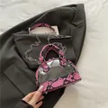Mini transparente Zebra Muscheltasche mit rosa Schlangenhaut-Besatz und Silberkette - Rosa