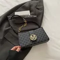 Borsa a spalla nera con motivo monogramma M grigio e fibbia in metallo dorato - Nero