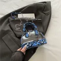 Transparente Muschel-Handtasche mit blauem Schlangenmuster und Silberkette - Blau