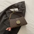 Borsa a tracolla marrone con stampa monogramma, fibbia a M dorata e catena metallica - Marrone