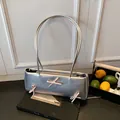 Zilveren metallic schoudertas met roze strikken op een zwart boek in lifestyle-stijl - Zonder hanger / Zilver