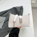 Bolso de hombro tejido en blanco roto con herrajes plateados y correa de cuero elegante - Blanco