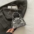 Transparente PVC-Muschelhandtasche mit schickem schwarz-weißem Zebramuster-Lederbesatz - Zebramuster