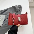 Elegante bolso de hombro trenzado rojo con hebilla metálica y cadena plateada - Rojo