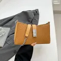 Bolso de hombro tejido amarillo jengibre con cadena de plata y cierre metálico moderno - Marrón