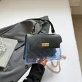 Bolso bandolera de PVC azul translúcido con costuras blancas y cierre giratorio dorado - Negro