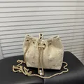 Sac seau en paille beige avec broderie florale, chaîne dorée et pendentifs en perles - Kaki
