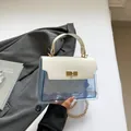 Bolso bandolera de contraste azul y blanco con textura de PVC acolchado y cadena dorada - Blanco