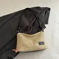 Modische beige Strohtasche mit schwarzem Leder-Schultergurt und Logo-Detail - Schwarz