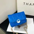 Königsblaue gesteppte Umhängetasche aus Leder mit goldener Kette und edlem Verschluss - Blau