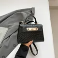 Mini sac à main noir à texture tissée avec fermoir doré et bandoulière - Design Tissé / Noir