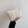 Bolso de mano acolchado de nailon blanco minimalista con cremallera dorada en la mano - Blanco Roto