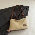 Schicke beige Stroh-Schultertasche mit dunkelbraunem Lederboden und passendem Riemen - Braun