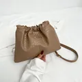 Khaki geflochtene Beuteltasche mit goldenem Logo und Kordelzug für Damenmode - Khaki