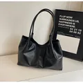 Borsa tote nera plissettata in ecopelle opaca con sottili tracolle lunghe - Nero