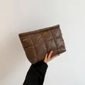 Bolso acolchado marrón oscuro para mujer con textura de costuras cuadradas - Marrón