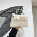 Sac bandoulière élégant blanc crème avec texture crocodile et détails dorés - Style à Texture Crocodile / Blanc