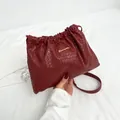 Gewebte Beuteltasche in Weinrot mit Kordelzug und feinem Schultergurt im Sommerstil - Rot