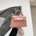 Petit sac à main rose gaufré croco avec fermoir doré et poignée en style bandoulière - Style à Texture Crocodile / Rose