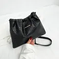 Sac seau tissé noir à la mode avec logo doré et bandoulière amovible - Noir