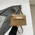 Sac à main trapèze kaki façon crocodile avec fermoir doré et poignée élégante - Style à Texture Crocodile / Khaki