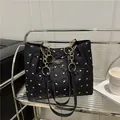 Bolso tote acolchado negro con estampado de lazos blancos y cadena dorada de moda - Negro