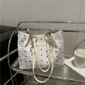 Bolso tote blanco acolchado con estampados de lazos negros y elegante cadena dorada - Blanco