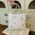 Witte kunstleren shopper met zilveren vlinders en een stijlvol gevlochten handvat - Broken Wit