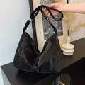 Minimalistische zwarte suède hobo schoudertas met zilveren gesp op een kastje - Zwart zonder Hanger
