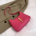 Felroze hobo schoudertas van kunstleer met gouden sluiting en metalen kettingdetail - Fuchsia