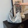 Chique zilveren metallic draagtas met grote capaciteit voor dagelijkse modegebruik - Zilver Zonder Hanger